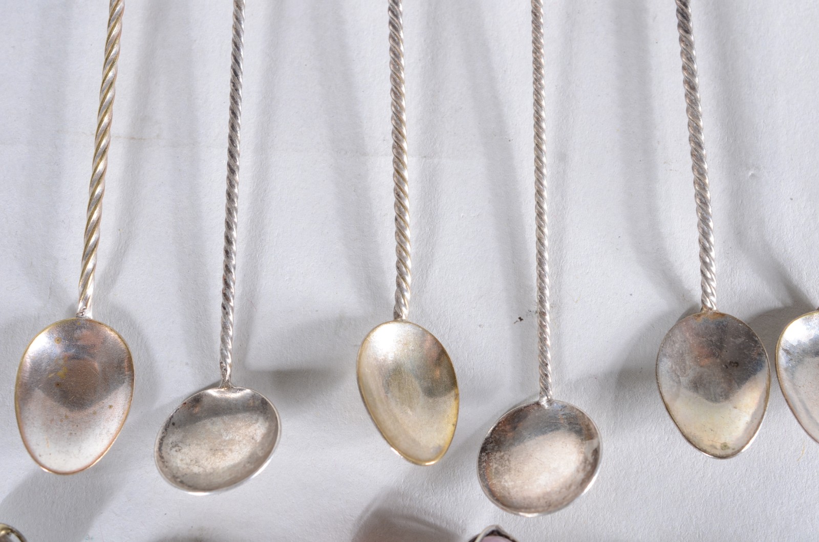 Lote com 35 colherinhas diversas para café de metal prateado. - foto 6 de 8