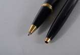 Montblanc (1906),  - Duas canetas na cor preta com dourado.