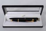Montblanc (1906),  - Duas canetas na cor preta com dourado.