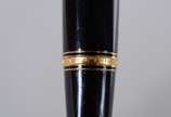 Montblanc (1906),  - Duas canetas na cor preta com dourado.