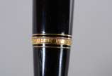 Montblanc (1906),  - Duas canetas na cor preta com dourado.