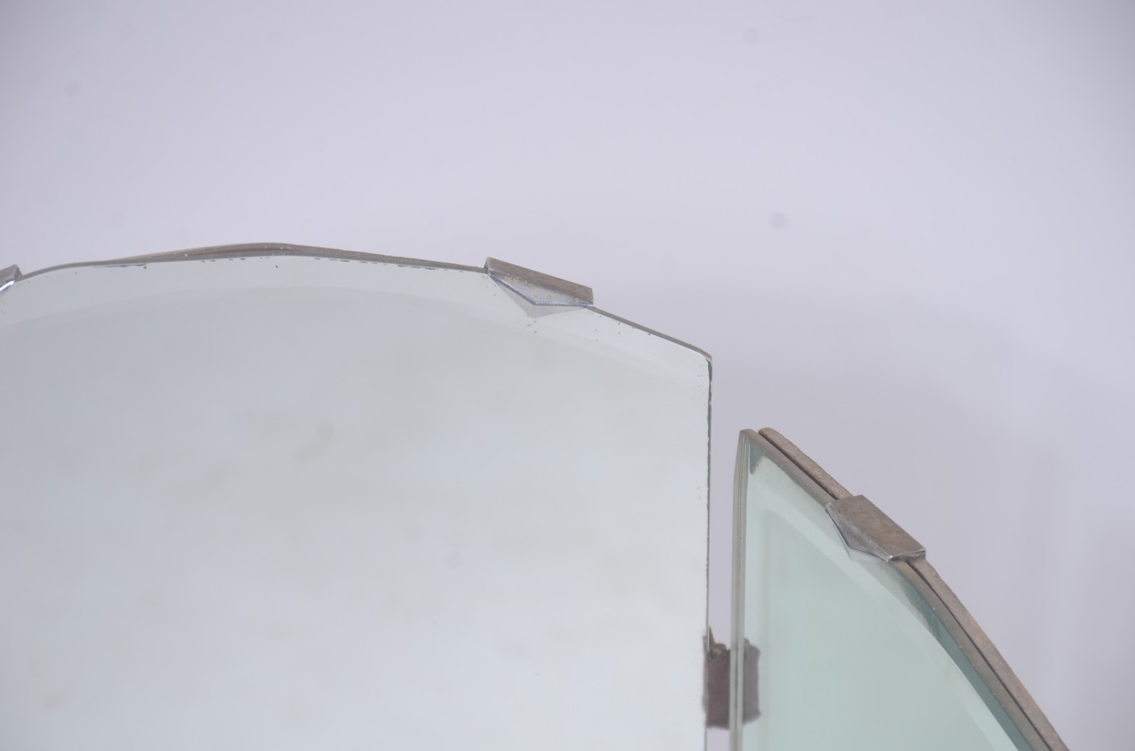 Espelho de mesa com 3 folhas de cristal bisotado, articulado. - foto 2 de 5
