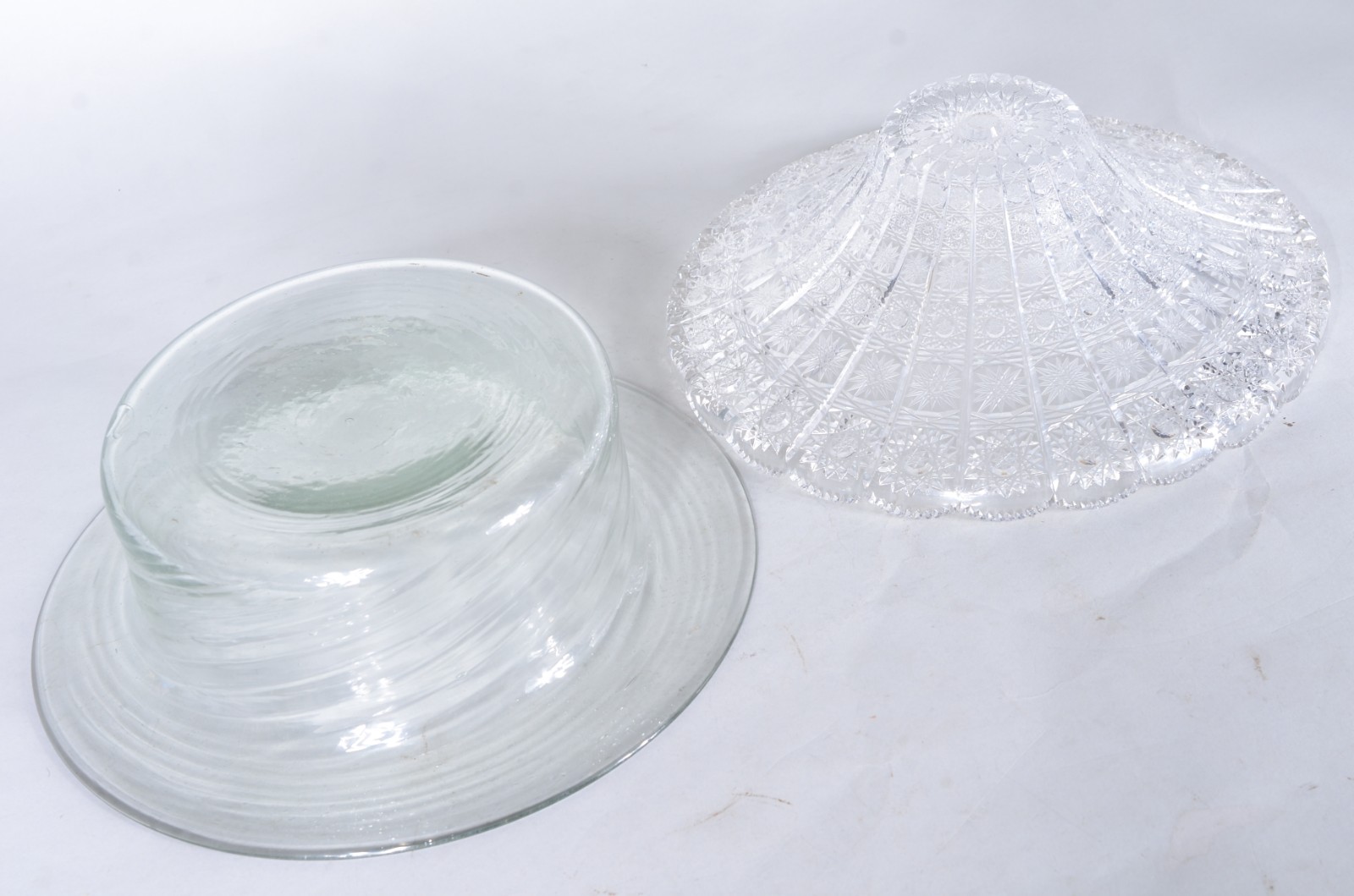 Duas fruteiras, sendo uma de cristal e outra de vidro. - foto 5 de 5