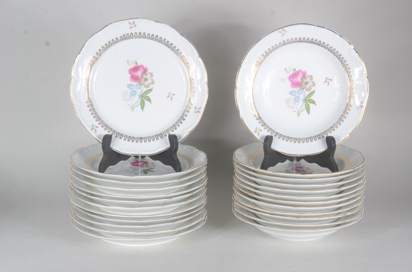 Serviço de jantar de porcelana Schmidt, branco com flores em... - foto 1 de 7