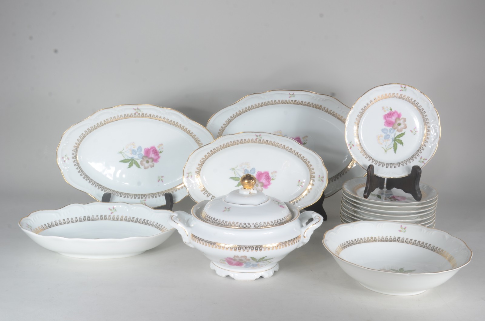 Serviço de jantar de porcelana Schmidt, branco com flores em... - foto 4 de 7