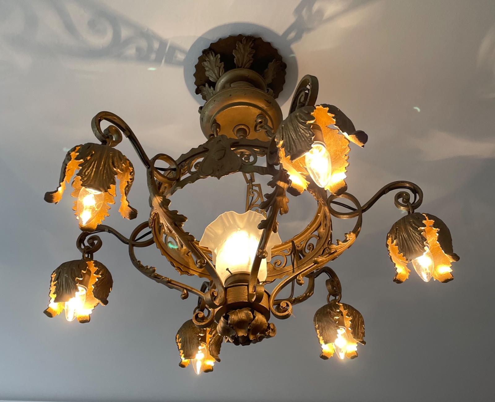 Lustre de metal dourado com 6 braços e manga de vidro fosco... - foto 1 de 6