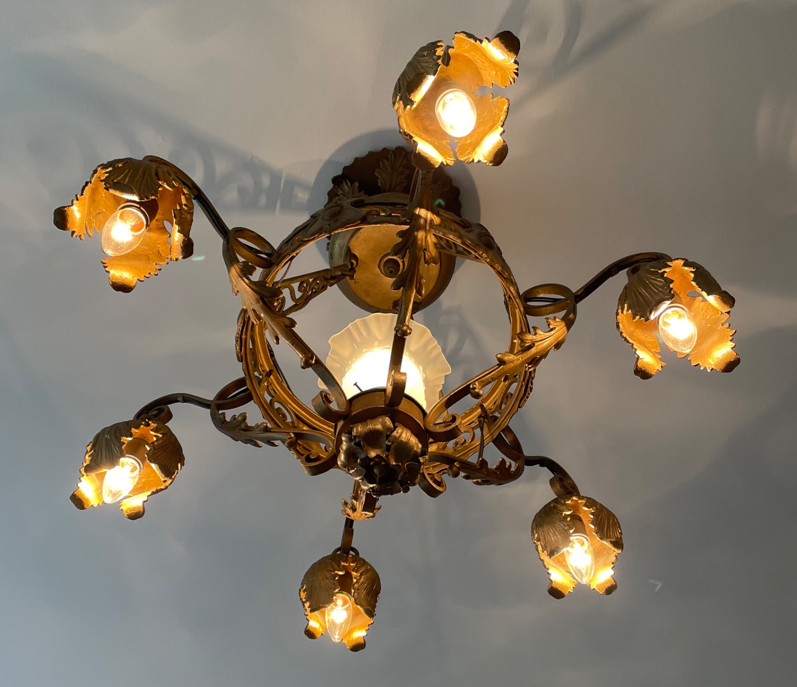 Lustre de metal dourado com 6 braços e manga de vidro fosco... - foto 3 de 6