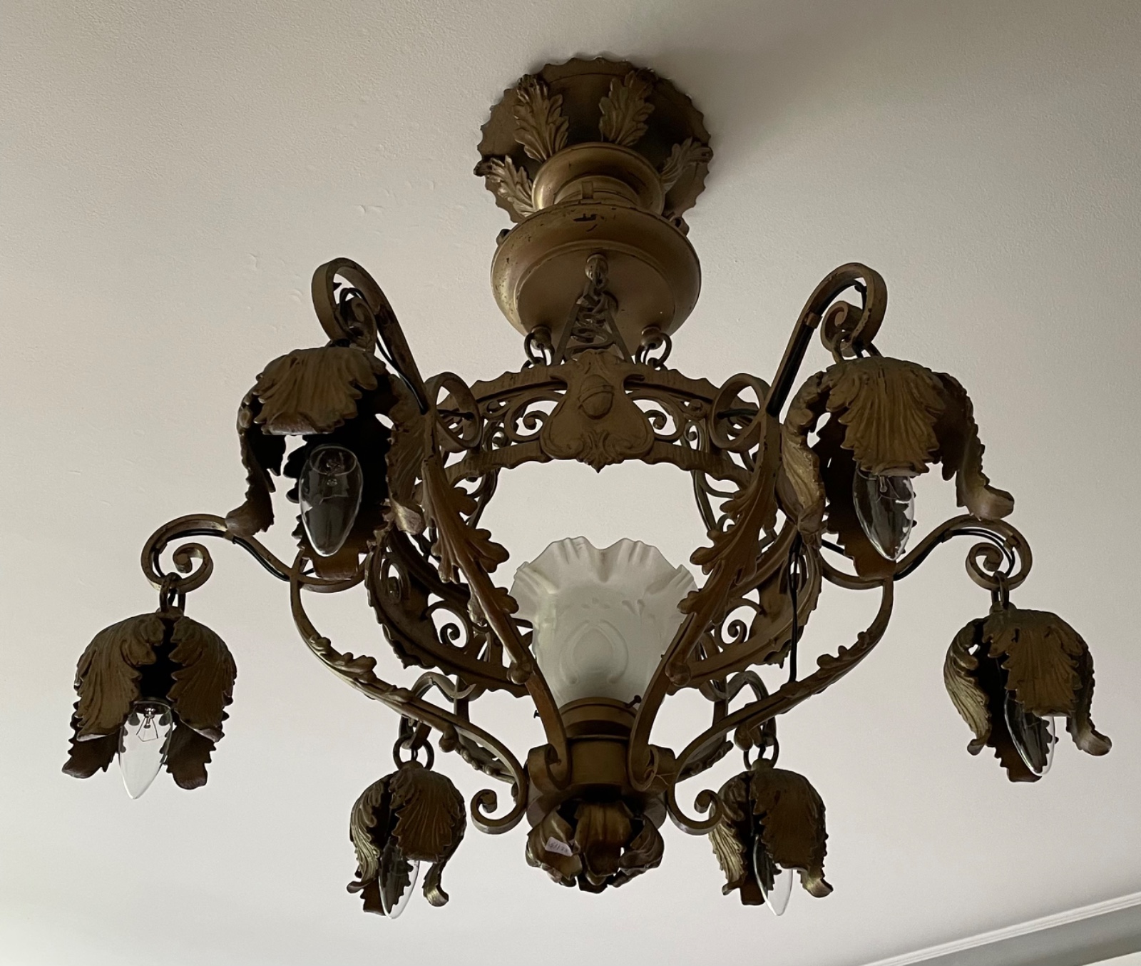 Lustre de metal dourado com 6 braços e manga de vidro fosco... - foto 4 de 6