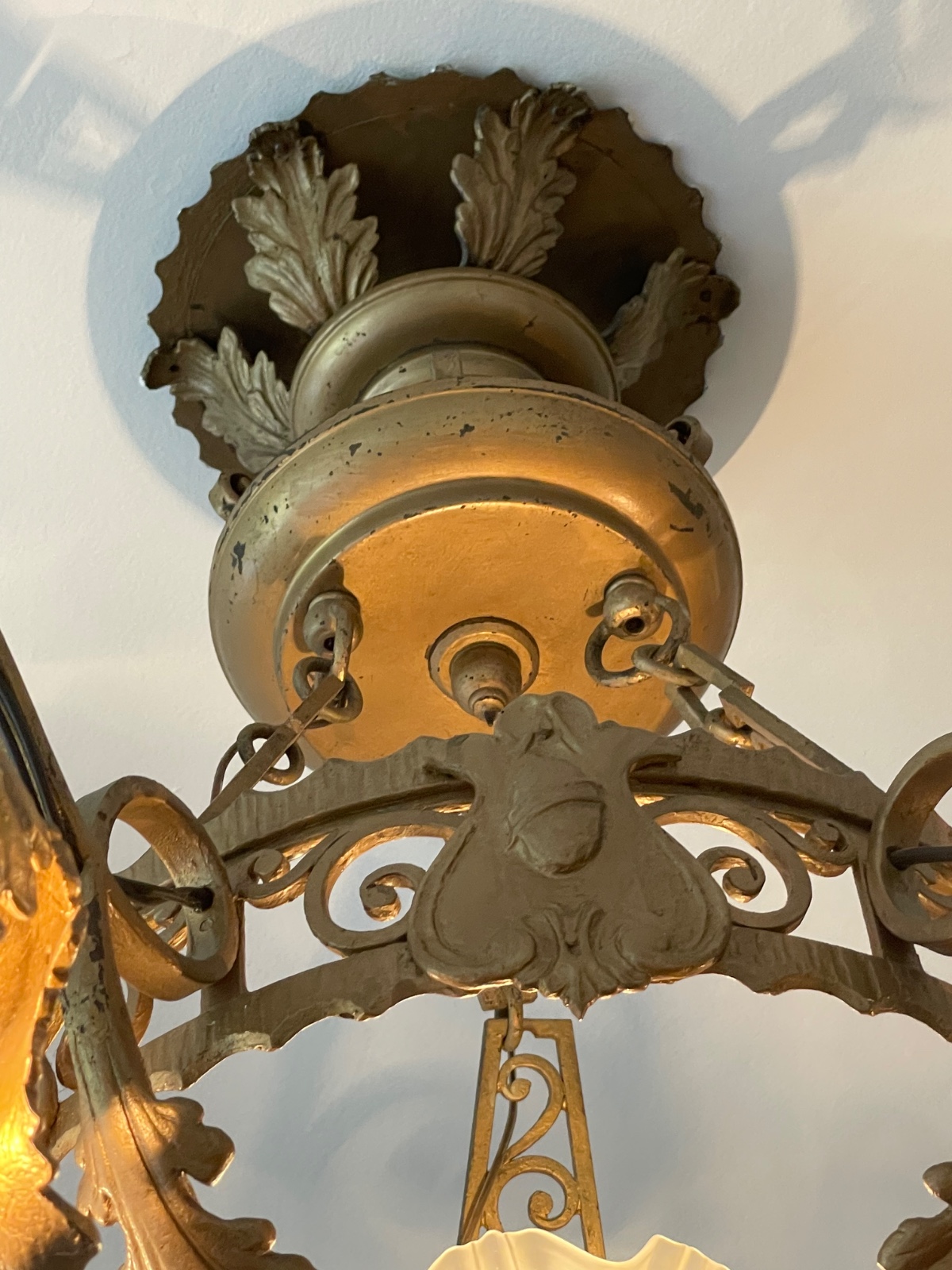 Lustre de metal dourado com 6 braços e manga de vidro fosco... - foto 5 de 6