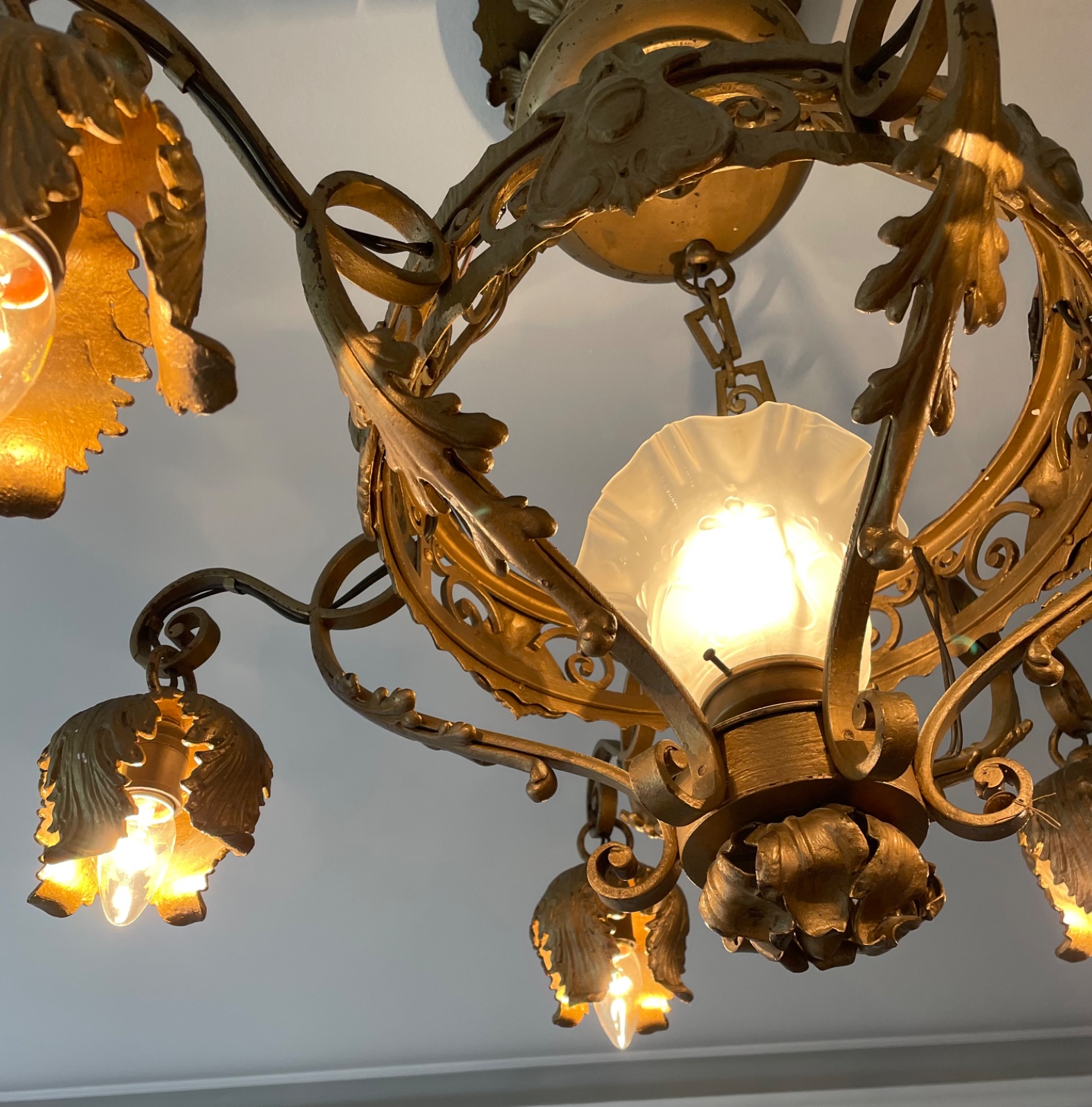 Lustre de metal dourado com 6 braços e manga de vidro fosco... - foto 6 de 6