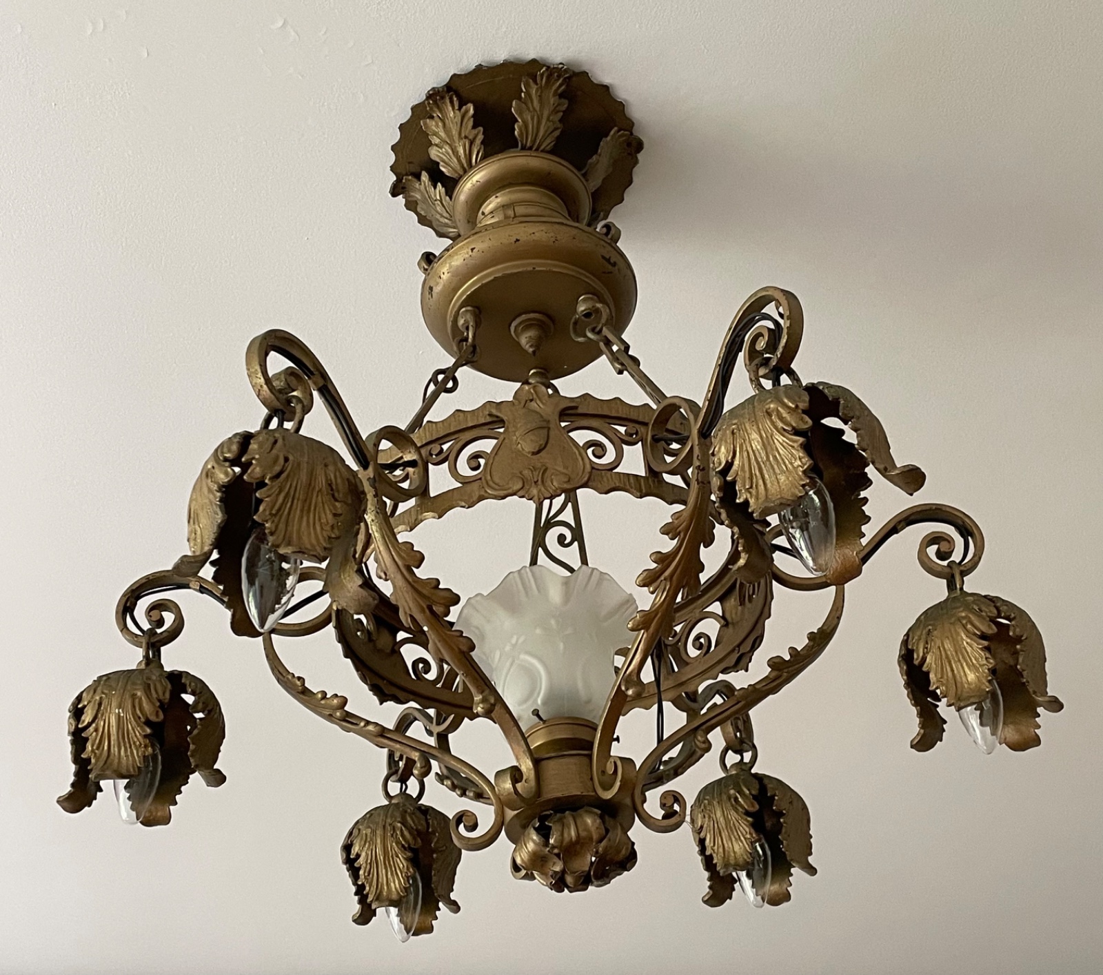 Lustre de metal dourado com 6 braços e manga de vidro fosco... - foto 2 de 6