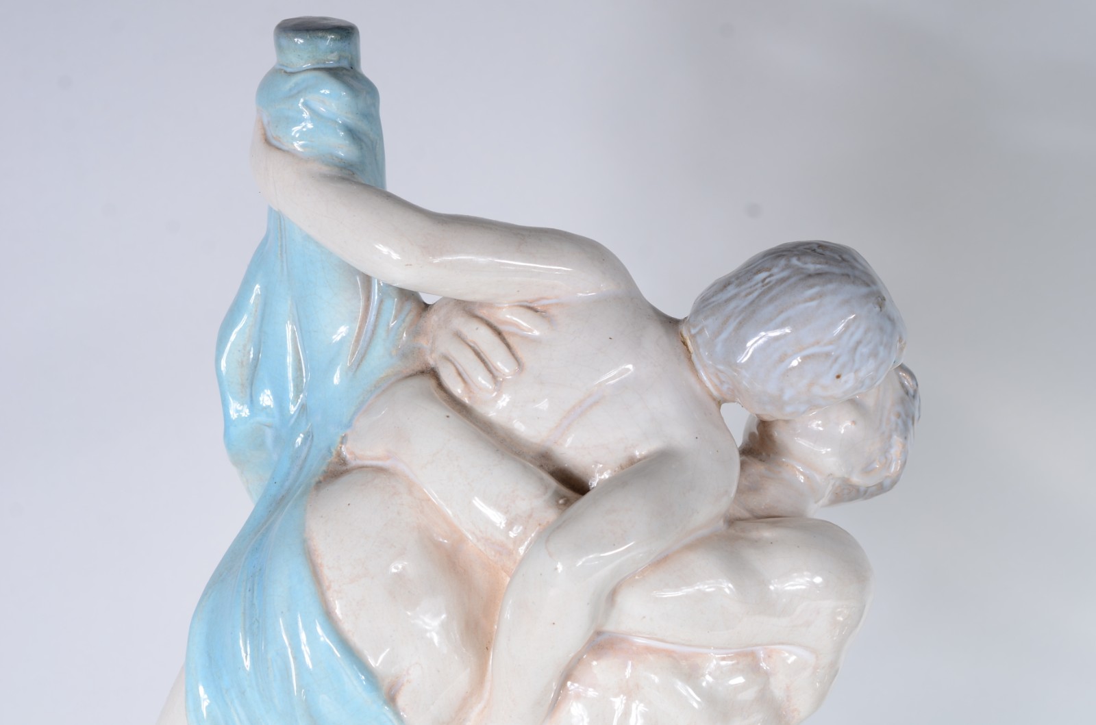 Relógio de mesa encimado por grupo escultórico de porcelana... - foto 3 de 10