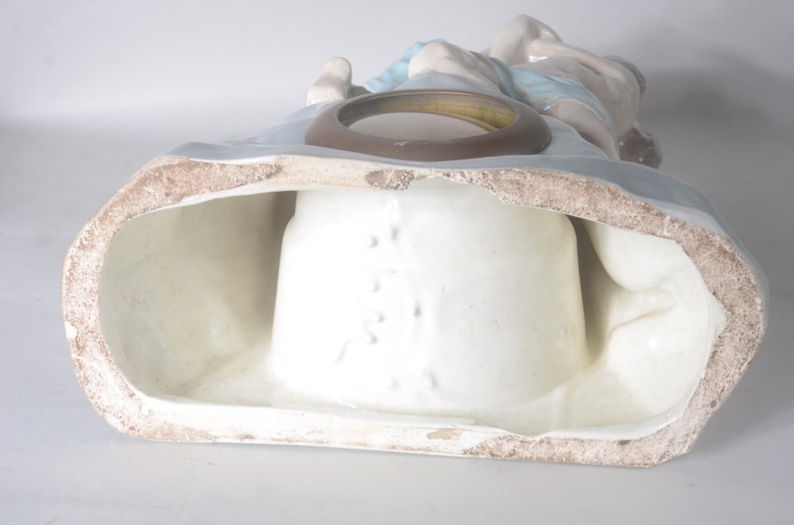 Relógio de mesa encimado por grupo escultórico de porcelana... - foto 9 de 10