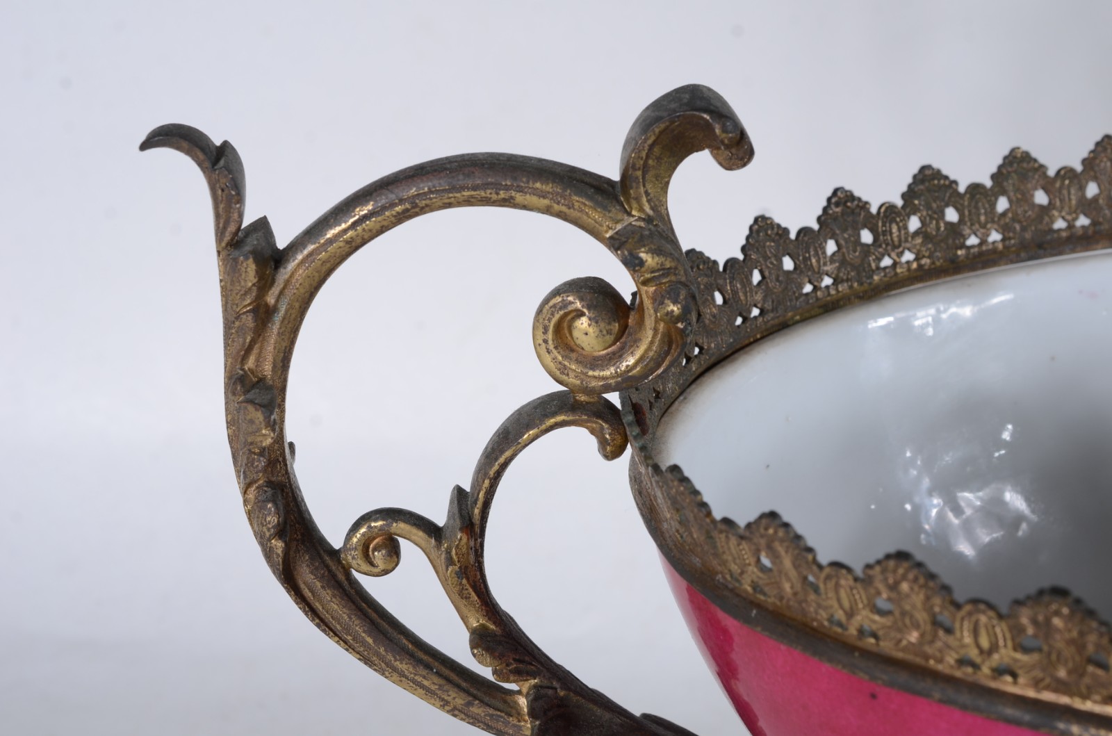 Fruteira de porcelana francesa com paisagem e cena romântica em... - foto 4 de 8