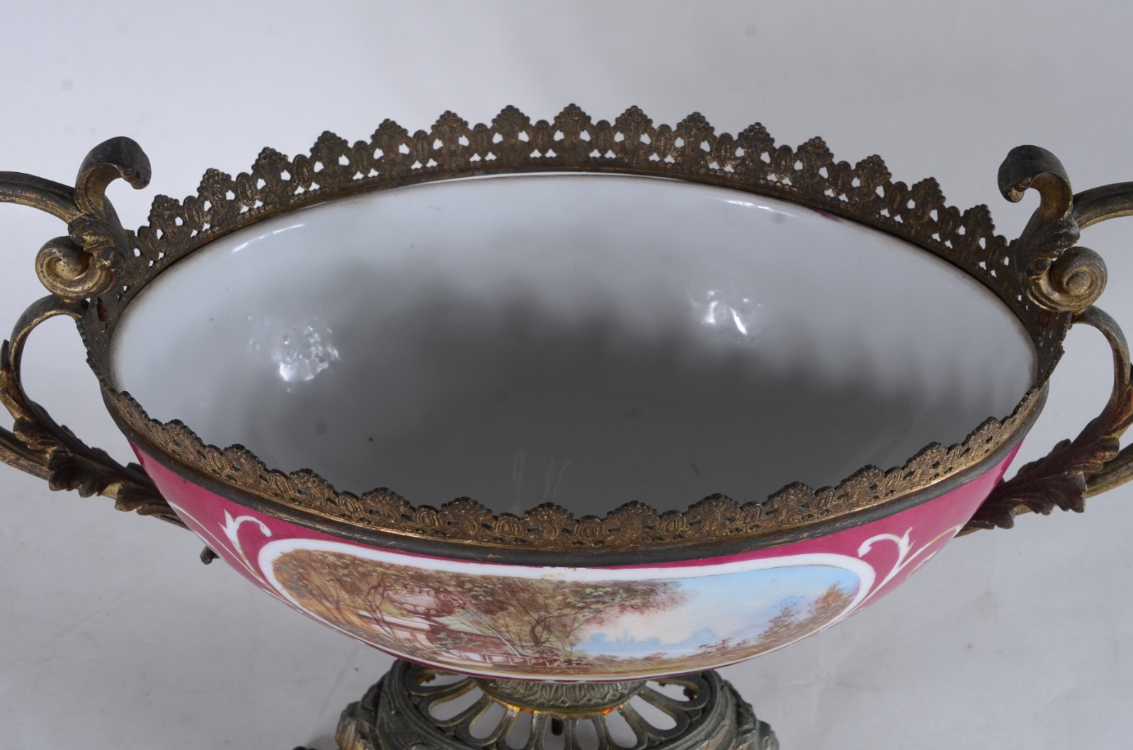 Fruteira de porcelana francesa com paisagem e cena romântica em... - foto 6 de 8
