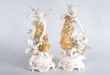 Diversas peças, sendo: duas esculturas de biscu... - Diversas peças, sendo: duas esculturas de biscuit alemão "GESCHUTZT" com detalhes dourados representando figuras femininas aladas e anjos. (asas...