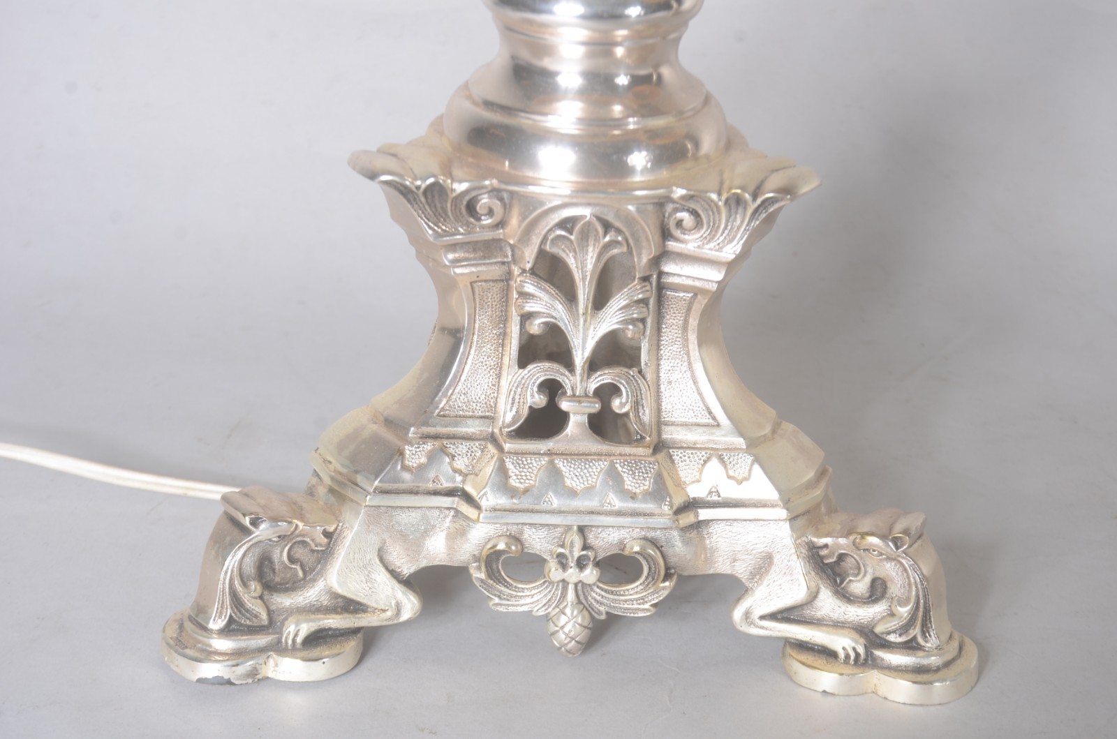 Par de abajures na forma de tocheiros de metal prateado. - foto 2 de 6