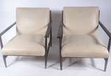 Conjunto de sofá e par de poltronas com estrutu... - Conjunto de sofá e par de poltronas com estrutura de jacarandá, estofados e forrados em tecido bege. Precisando de reparos.
