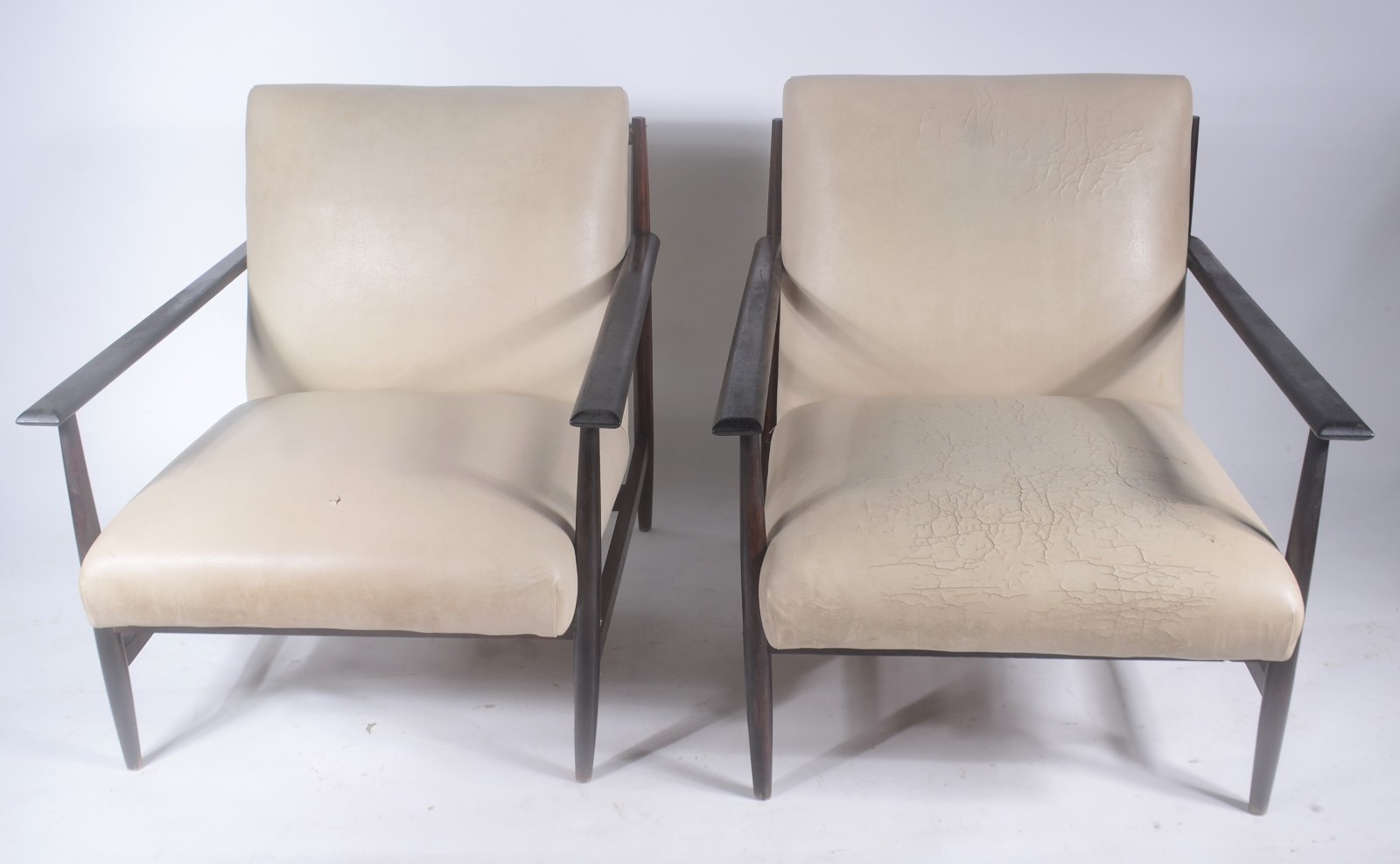 Conjunto de sofá e par de poltronas com estrutura de jacarandá... - foto 2 de 7