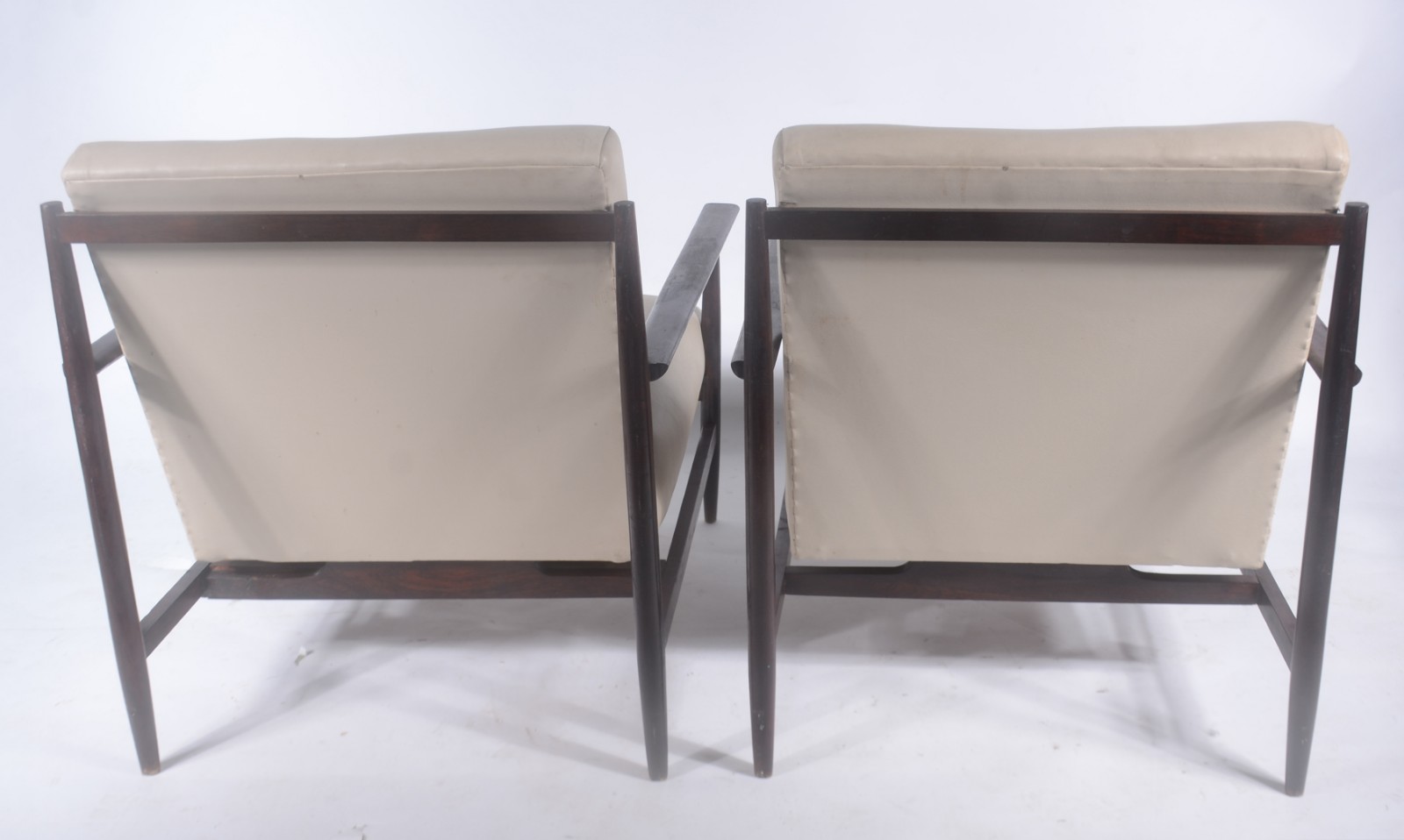 Conjunto de sofá e par de poltronas com estrutura de jacarandá... - foto 3 de 7