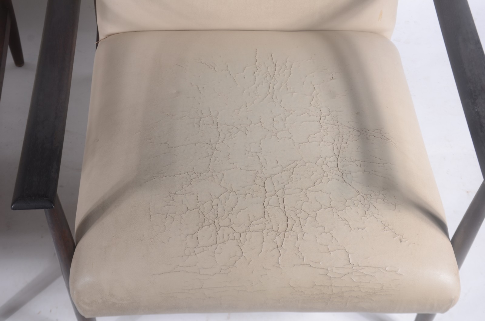 Conjunto de sofá e par de poltronas com estrutura de jacarandá... - foto 4 de 7