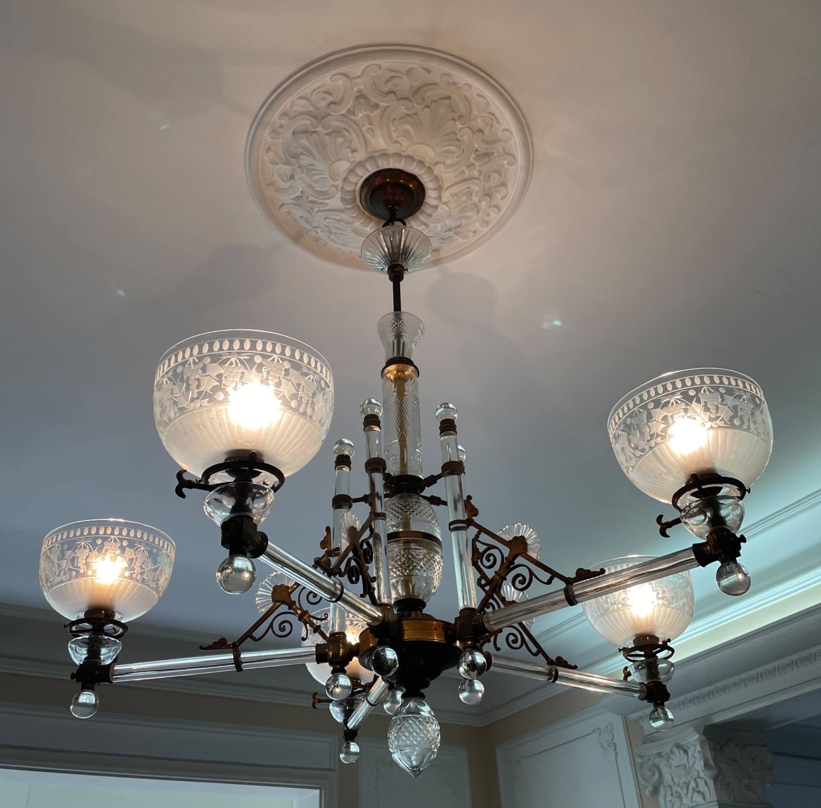 Belíssimo lustre de cristal e bronze inglês para 5 luzes, braços na... - foto 1 de 10