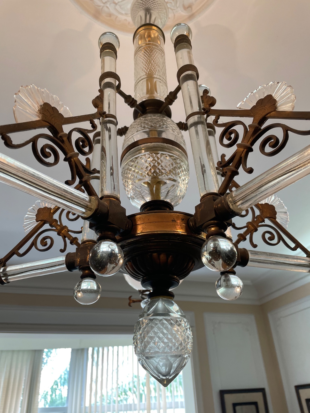 Belíssimo lustre de cristal e bronze inglês para 5 luzes, braços na... - foto 8 de 10