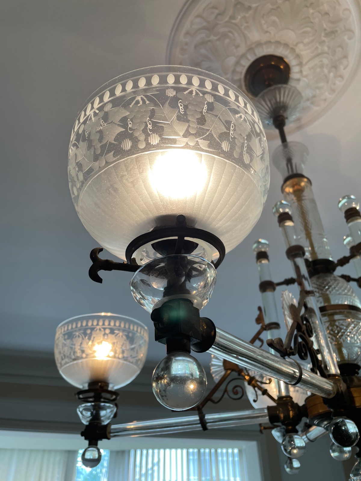 Belíssimo lustre de cristal e bronze inglês para 5 luzes, braços na... - foto 10 de 10