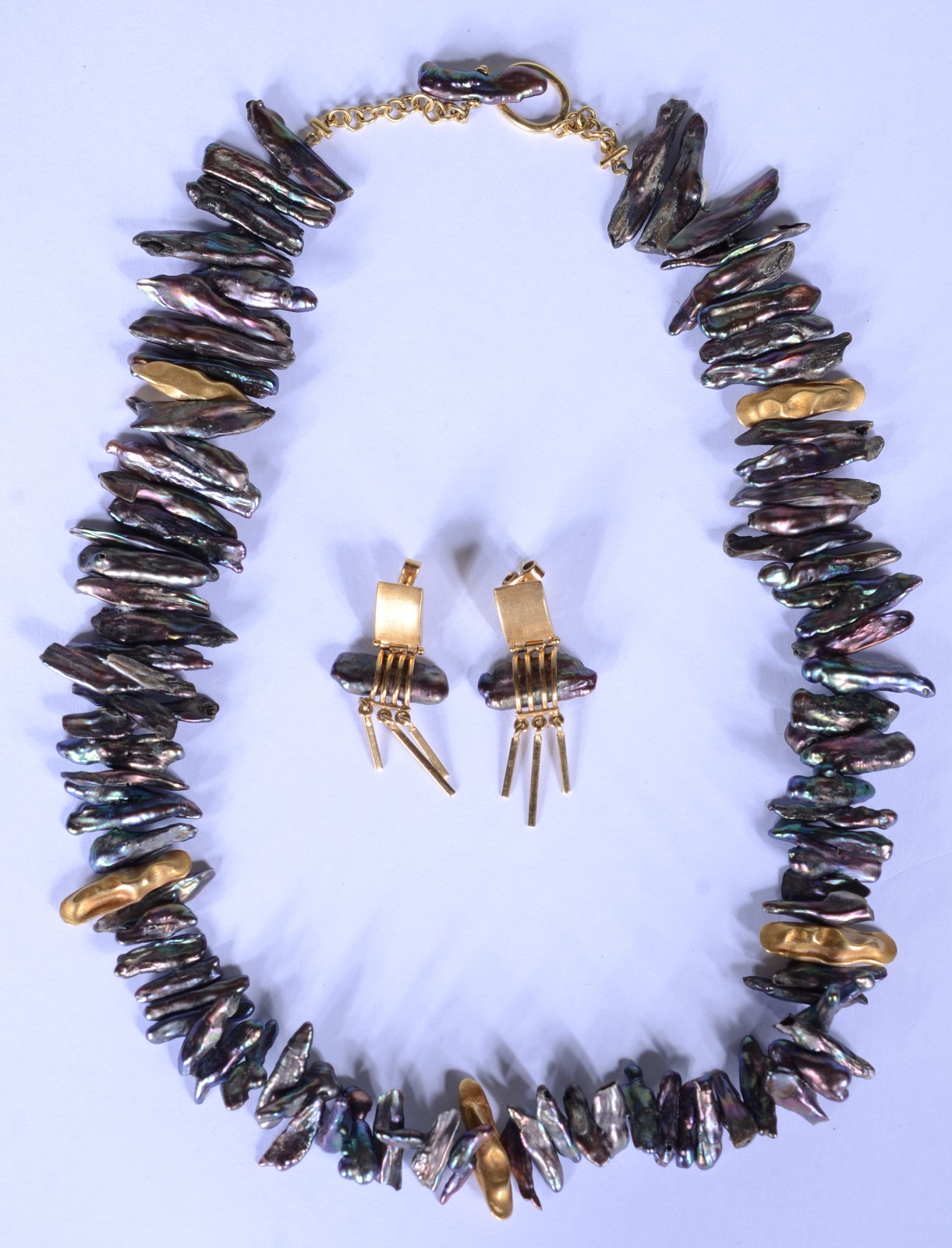 Conjunto de colar e par de brincos de perolas negras e ouro 18 k. - foto 1 de 7