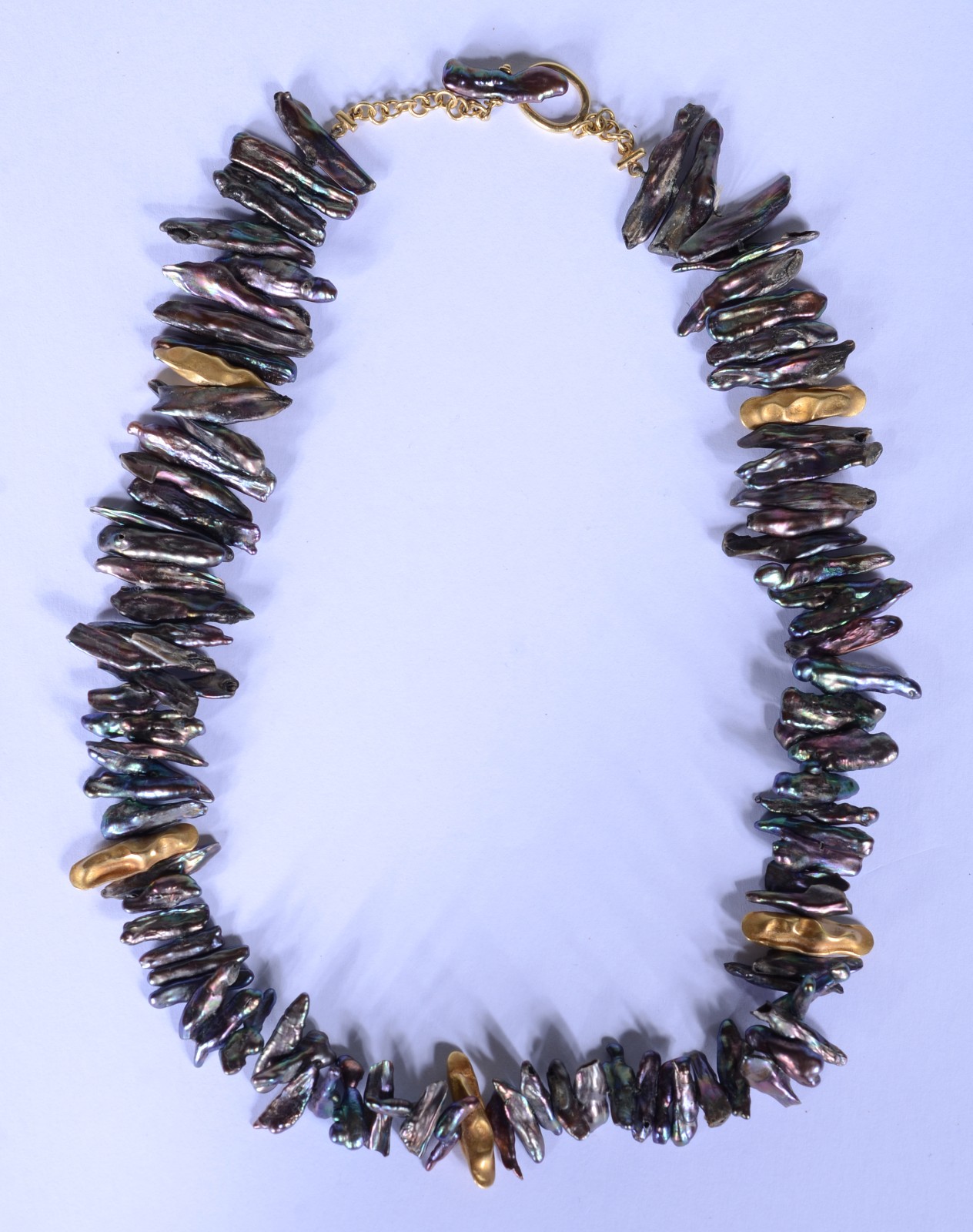 Conjunto de colar e par de brincos de perolas negras e ouro 18 k. - foto 2 de 7