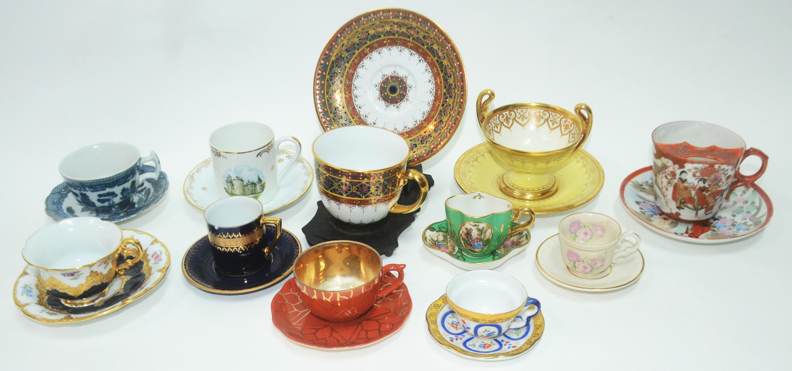 Conjunto com 11 xícaras de porcelana, diversos modelos e procedências. - foto 1 de 11