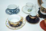 Conjunto com 11 xícaras de porcelana, diversos ... - Conjunto com 11 xícaras de porcelana, diversos modelos e procedências.