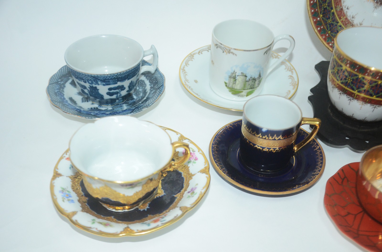 Conjunto com 11 xícaras de porcelana, diversos modelos e procedências. - foto 2 de 11