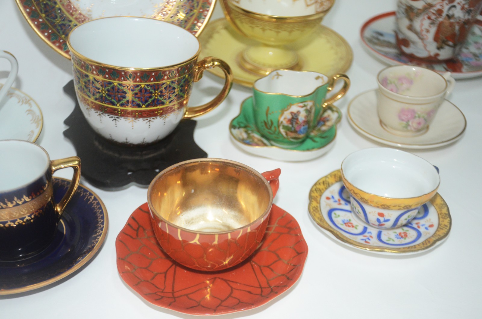 Conjunto com 11 xícaras de porcelana, diversos modelos e procedências. - foto 3 de 11