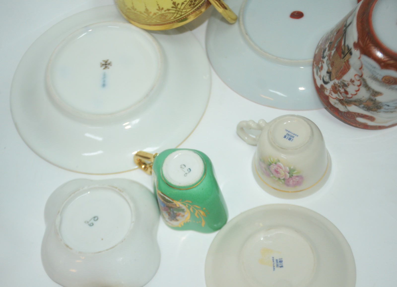 Conjunto com 11 xícaras de porcelana, diversos modelos e procedências. - foto 4 de 11