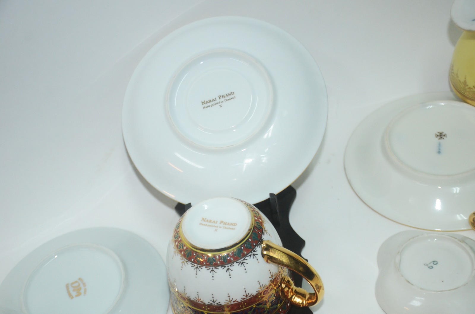 Conjunto com 11 xícaras de porcelana, diversos modelos e procedências. - foto 5 de 11