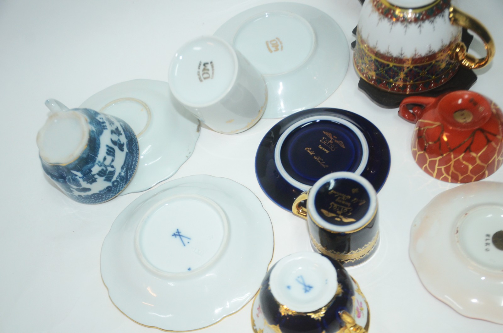 Conjunto com 11 xícaras de porcelana, diversos modelos e procedências. - foto 6 de 11