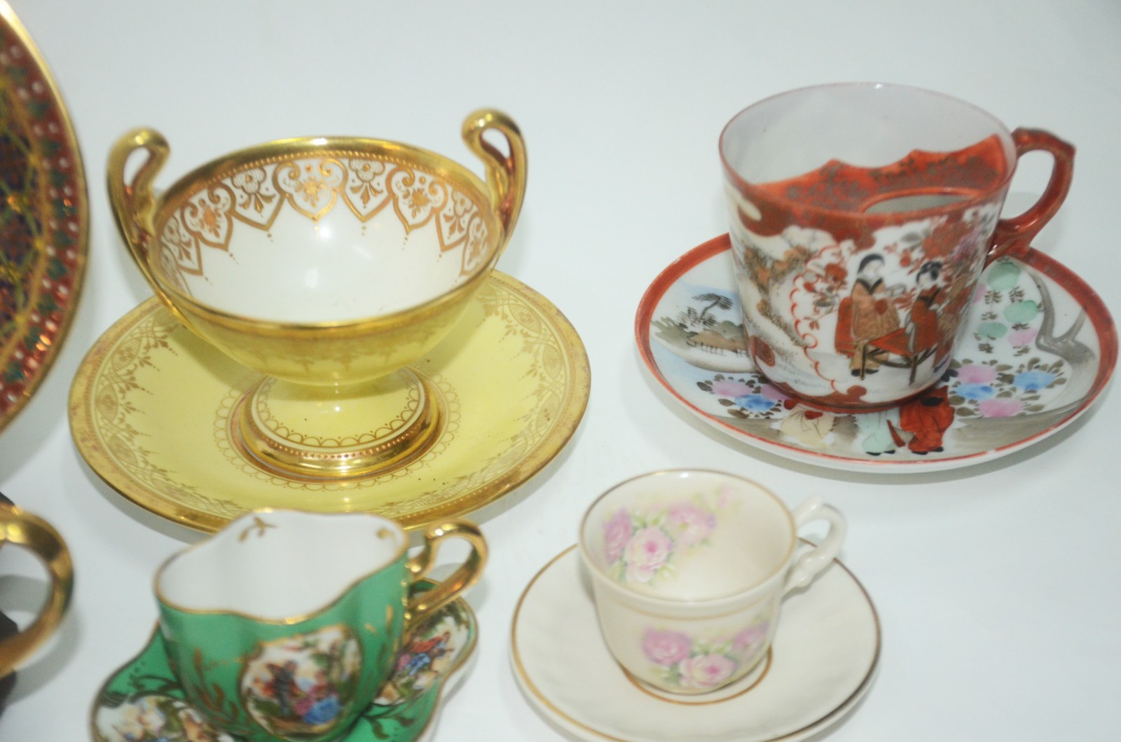 Conjunto com 11 xícaras de porcelana, diversos modelos e procedências. - foto 7 de 11