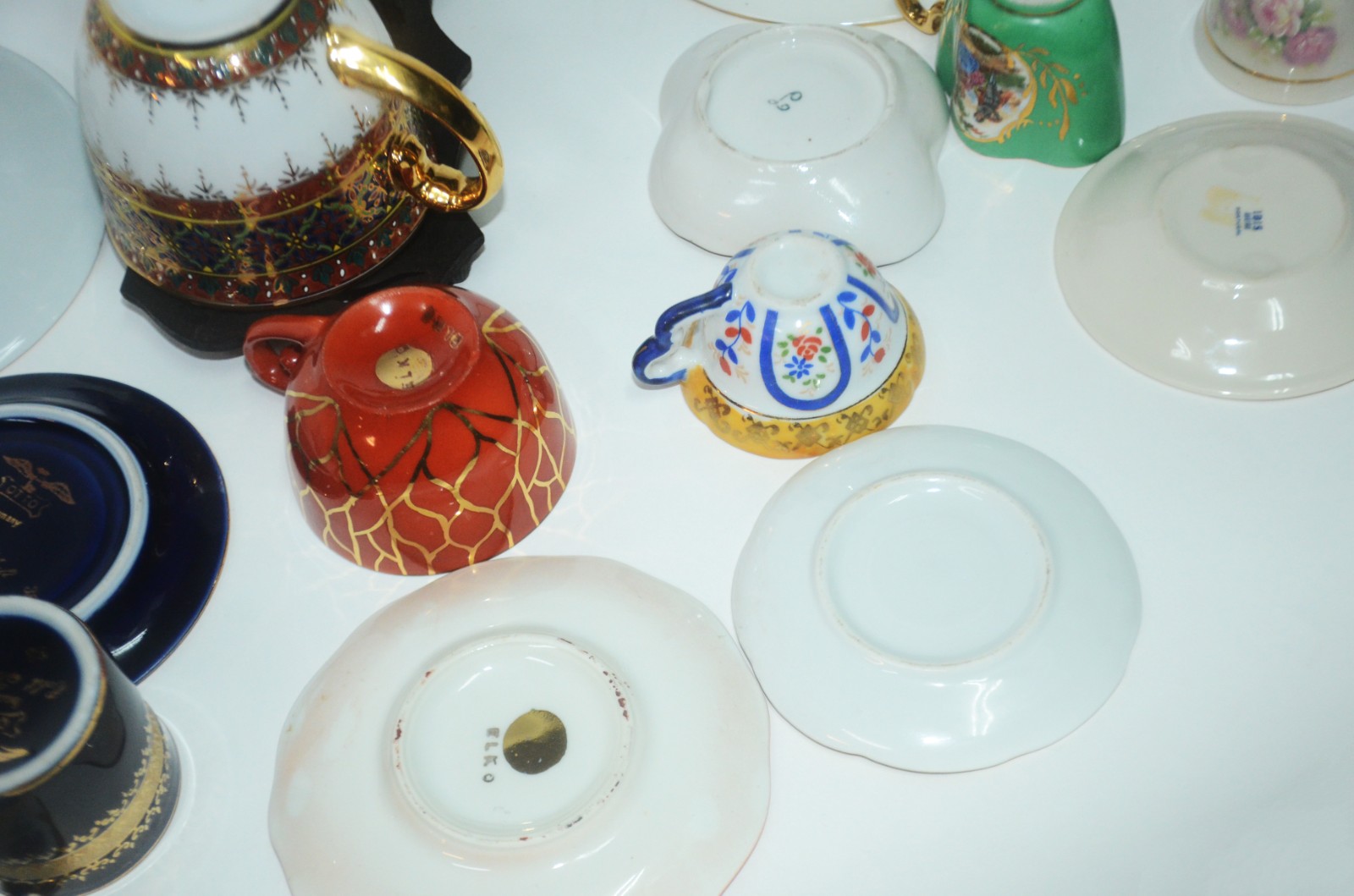 Conjunto com 11 xícaras de porcelana, diversos modelos e procedências. - foto 8 de 11