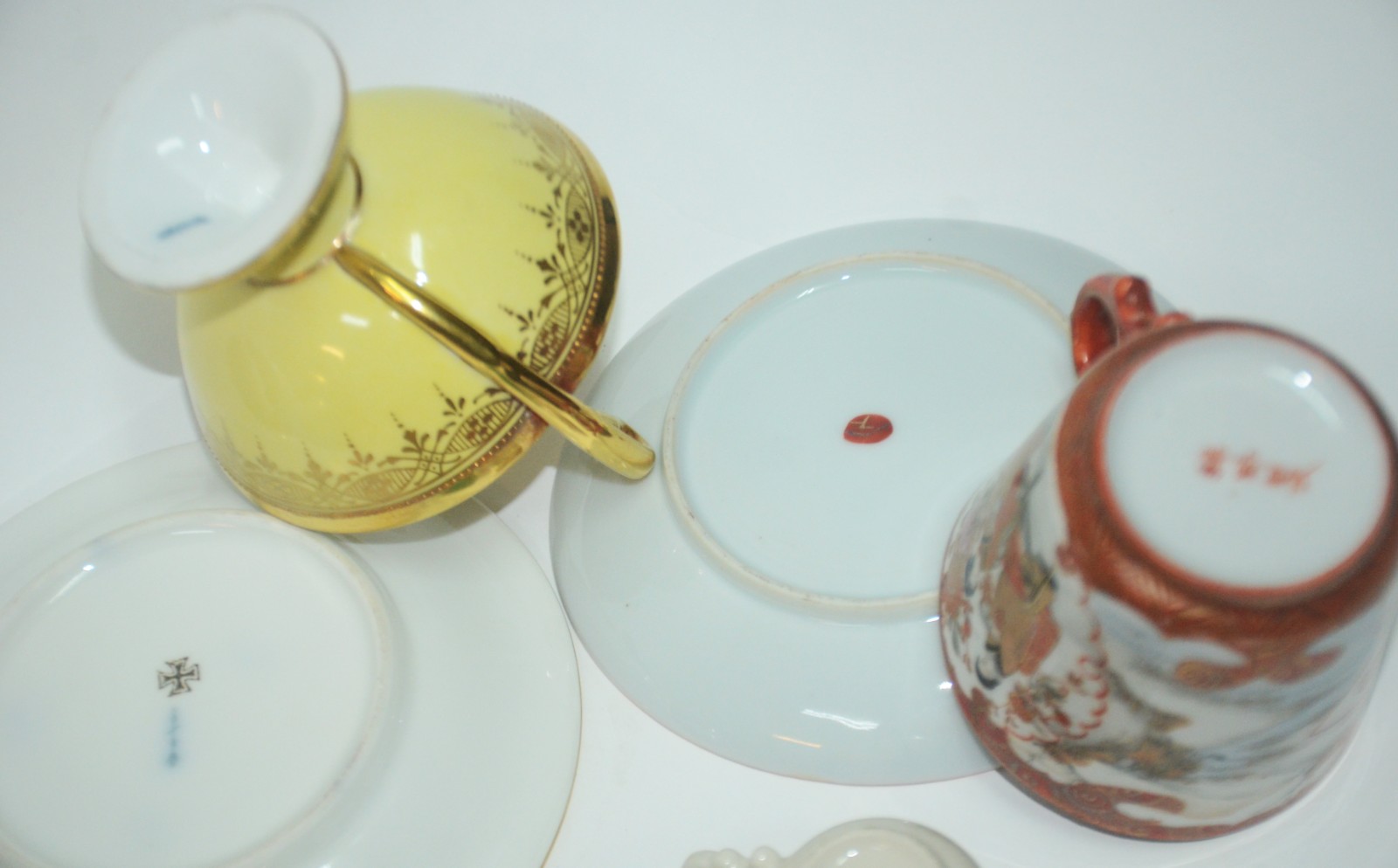 Conjunto com 11 xícaras de porcelana, diversos modelos e procedências. - foto 9 de 11