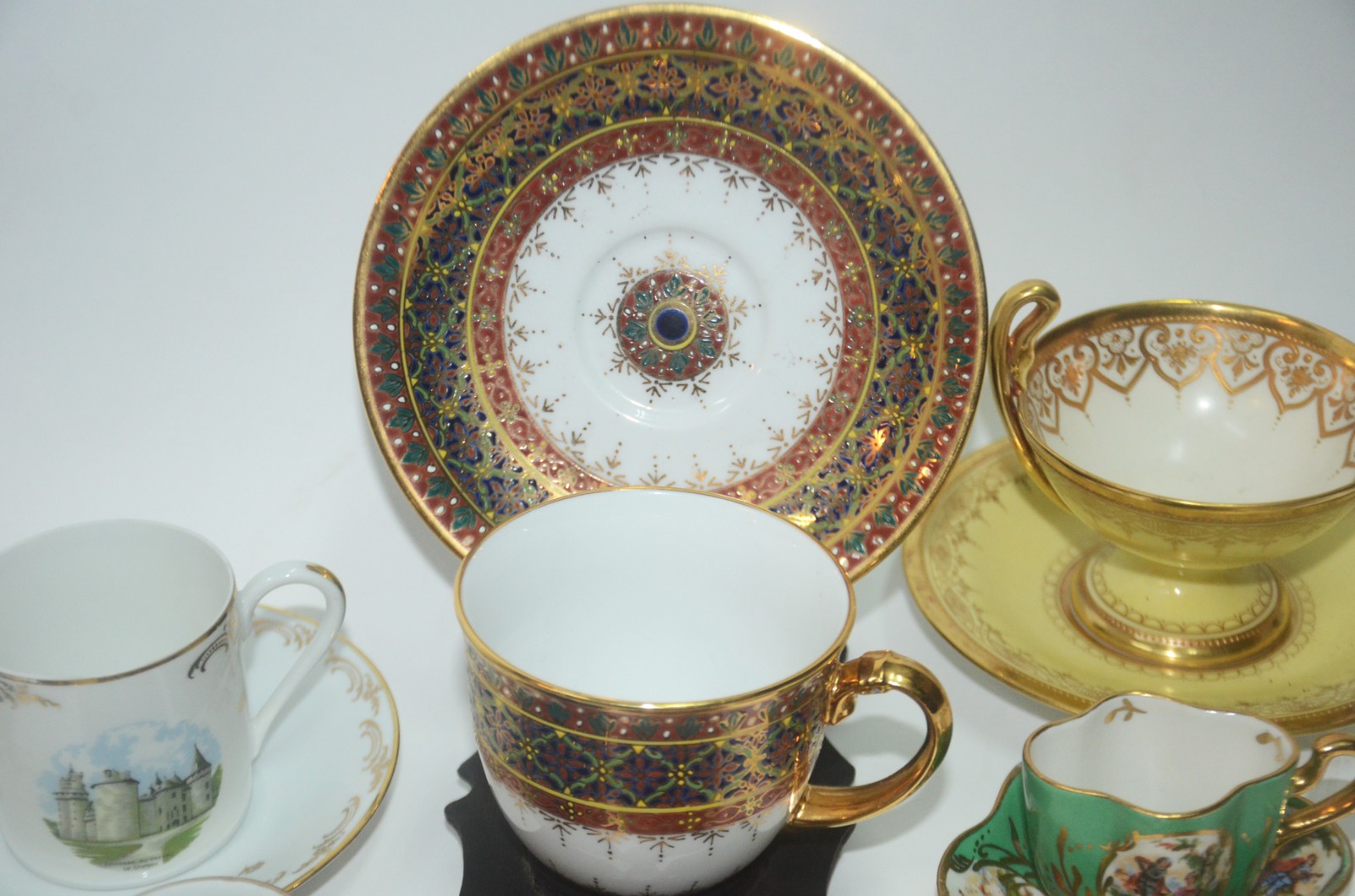 Conjunto com 11 xícaras de porcelana, diversos modelos e procedências. - foto 10 de 11