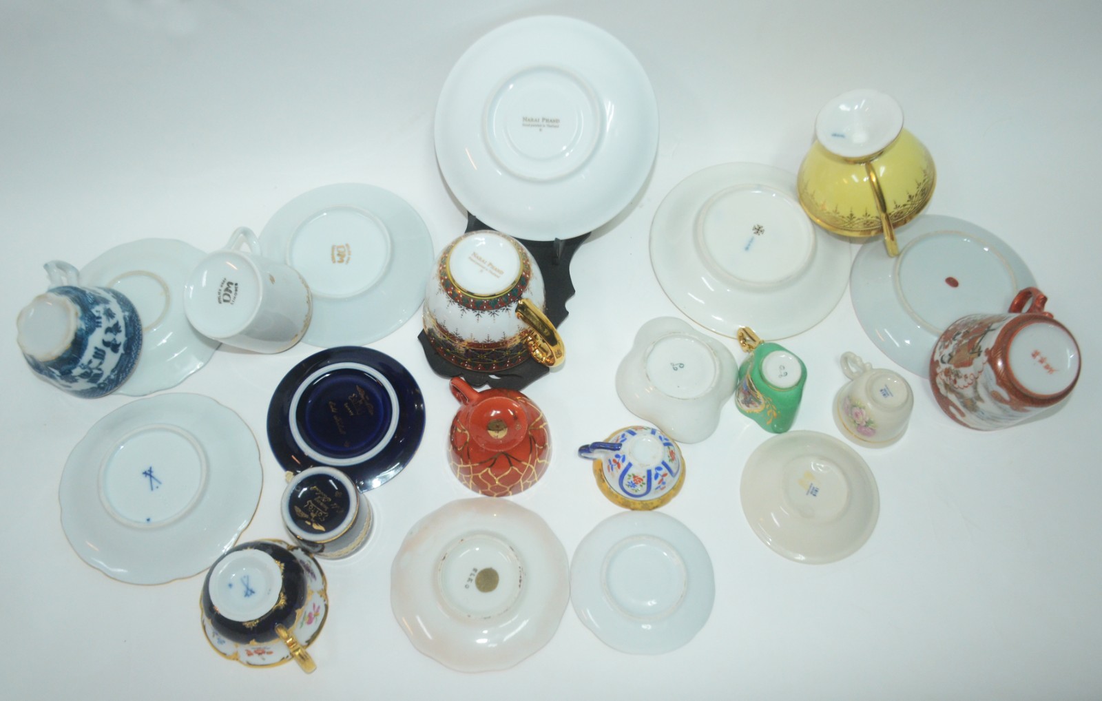 Conjunto com 11 xícaras de porcelana, diversos modelos e procedências. - foto 11 de 11