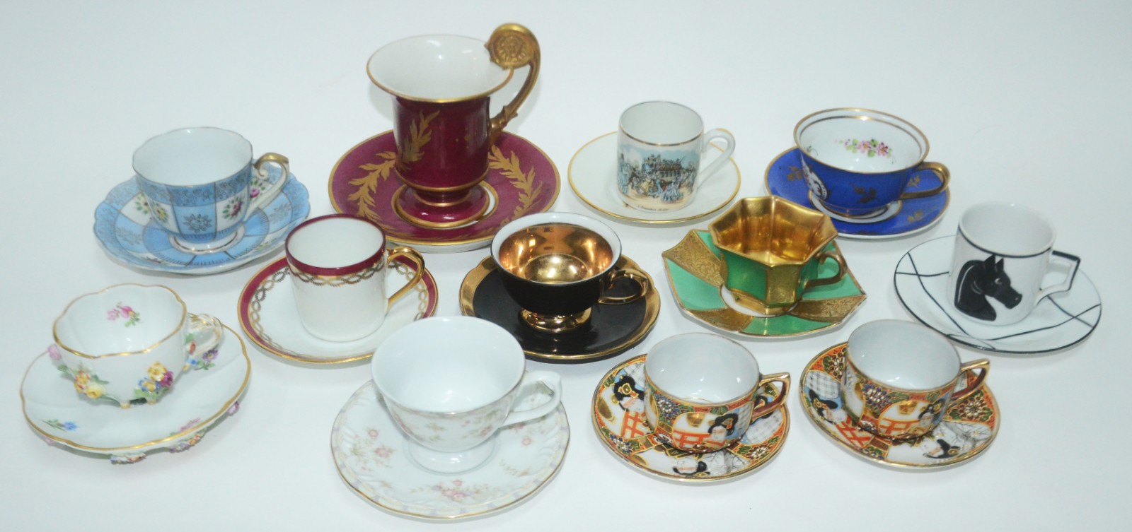 Conjunto com 12 xícaras de porcelana, diversos modelos e procedências. - foto 1 de 11