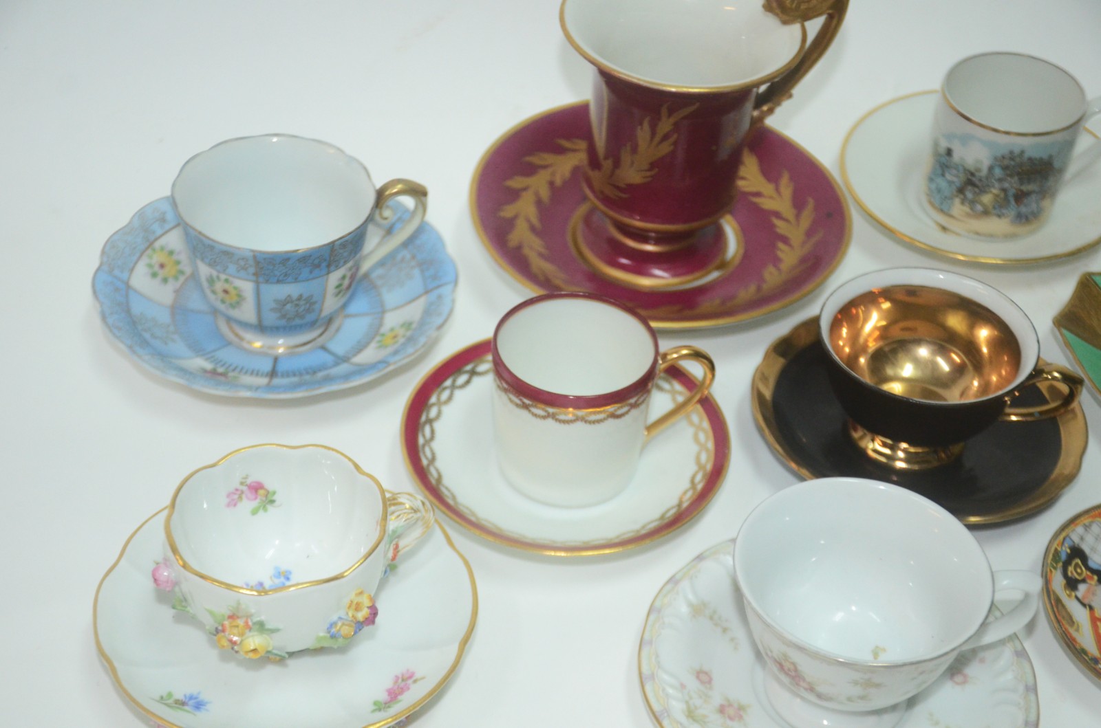 Conjunto com 12 xícaras de porcelana, diversos modelos e procedências. - foto 2 de 11
