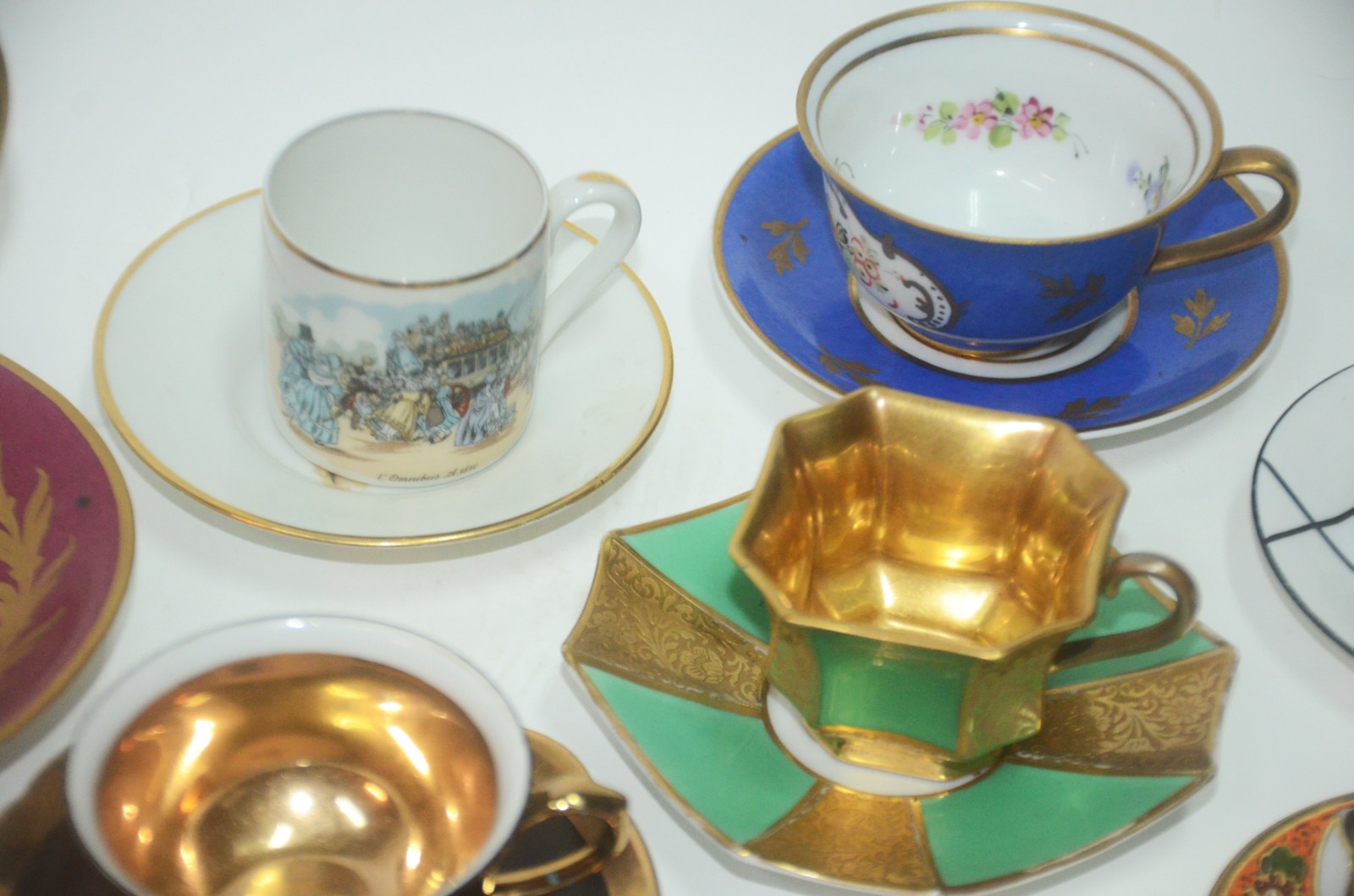 Conjunto com 12 xícaras de porcelana, diversos modelos e procedências. - foto 3 de 11