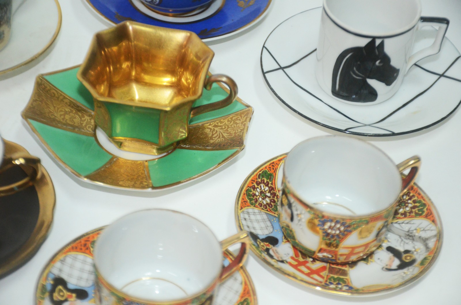 Conjunto com 12 xícaras de porcelana, diversos modelos e procedências. - foto 4 de 11