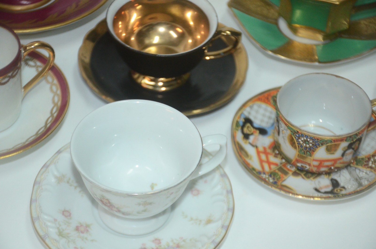 Conjunto com 12 xícaras de porcelana, diversos modelos e procedências. - foto 5 de 11