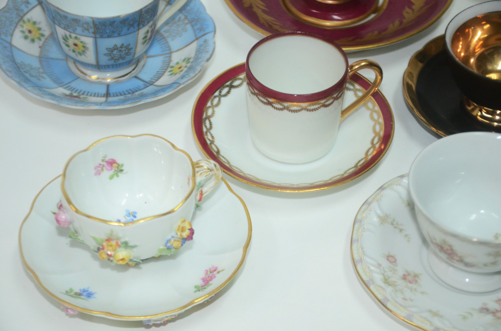 Conjunto com 12 xícaras de porcelana, diversos modelos e procedências. - foto 6 de 11