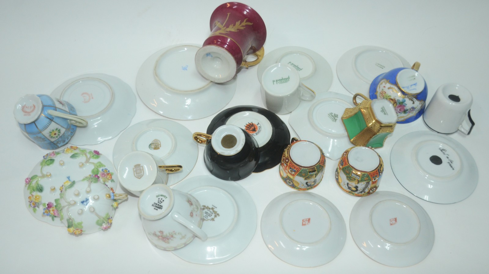 Conjunto com 12 xícaras de porcelana, diversos modelos e procedências. - foto 7 de 11