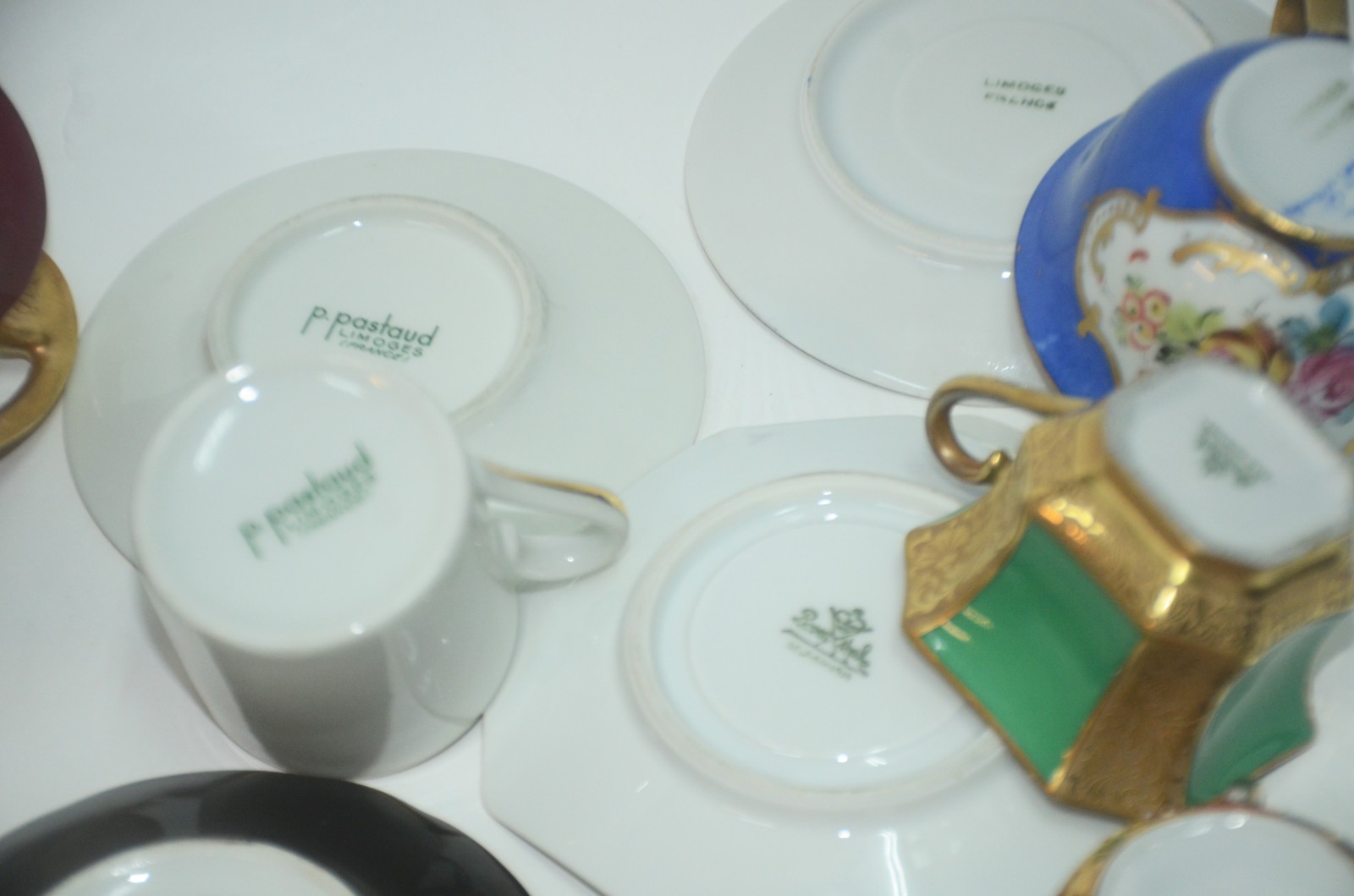 Conjunto com 12 xícaras de porcelana, diversos modelos e procedências. - foto 8 de 11